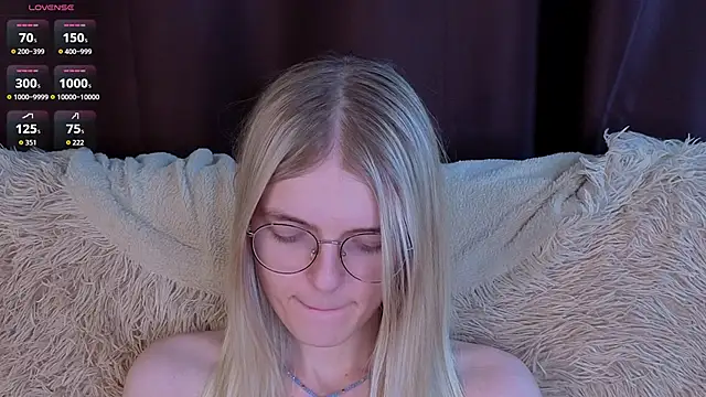 MonicaShiny's cam snapshot