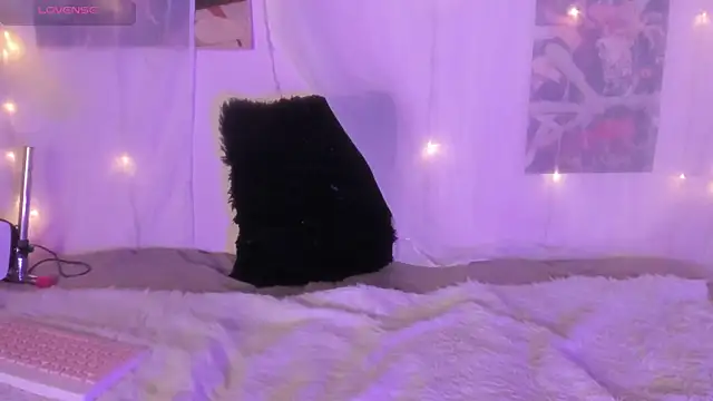 Luna-Chann live sex cam