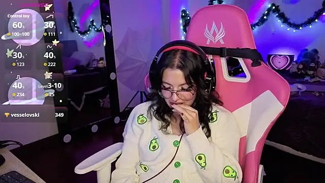 larah_uwu live sex cam