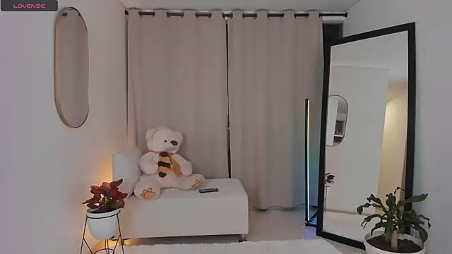 roxie_gates_'s cam snapshot