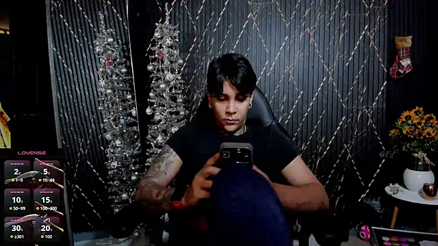 ZhoeStrong live sex cam