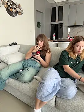 Nura_n_Sarah's cam snapshot