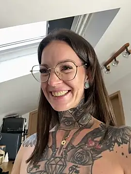 BrownieyQueen live sex cam