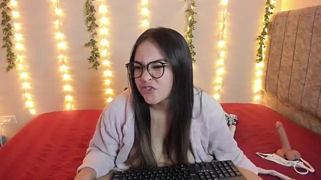 SaraCrow live sex cam