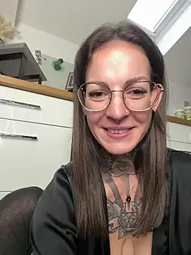 BrownieyQueen live sex cam