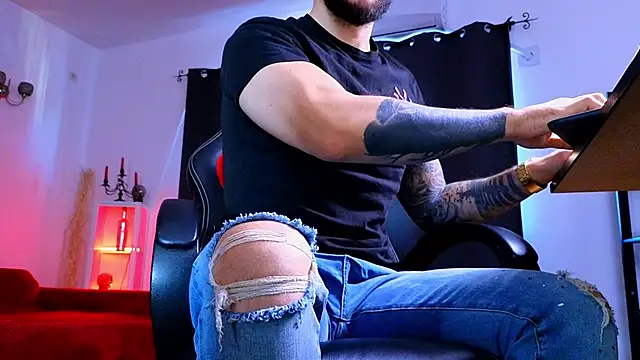 MightyAaron66 live sex cam