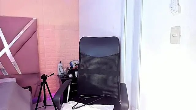 CandyLatinHott live sex cam