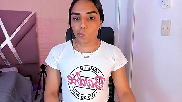 CandyLatinHott live sex cam