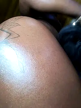 Hugemassivebootie live sex cam