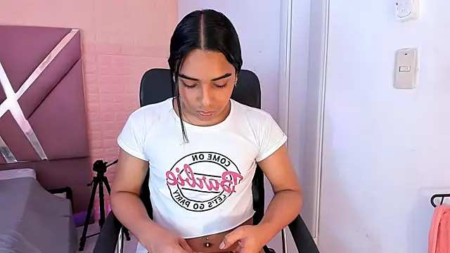 CandyLatinHott live sex cam