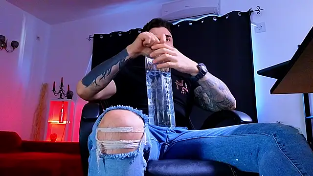 MightyAaron66 live sex cam