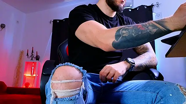 MightyAaron66 live sex cam