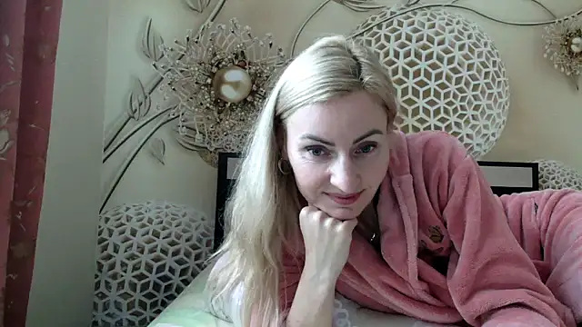 Yourrealgirl's cam snapshot