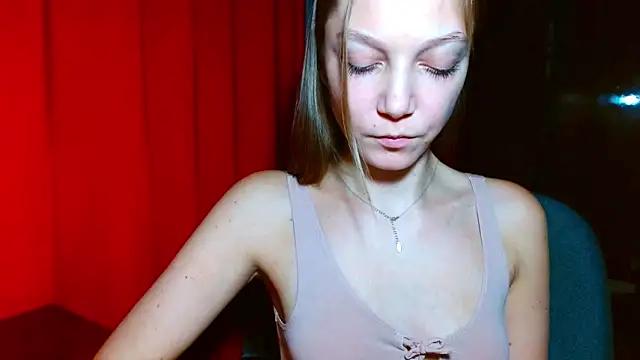 EmillyPlay's cam snapshot