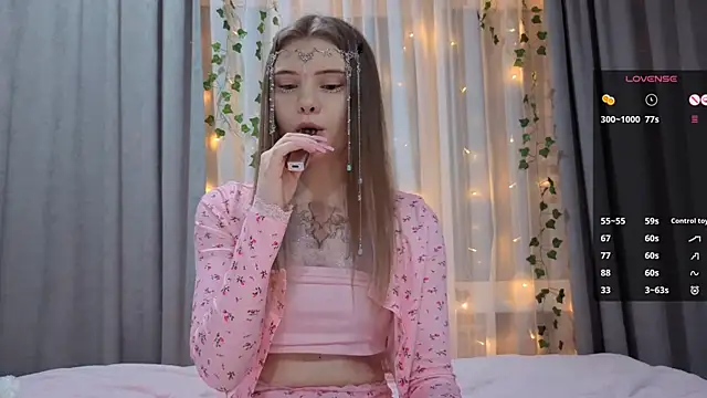 CarolinePepper's cam snapshot