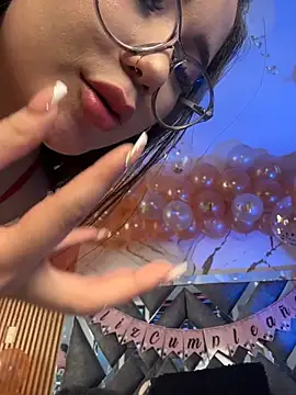 LylaLee111 live sex cam