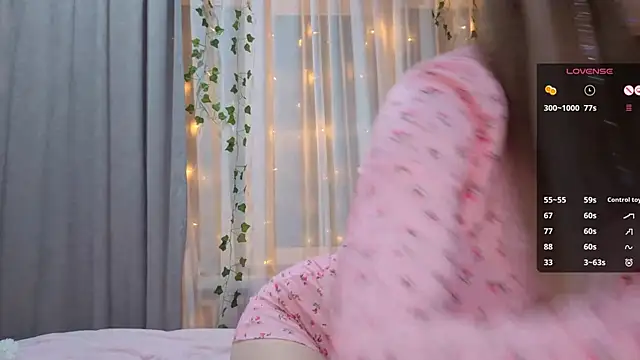 CarolinePepper's cam snapshot