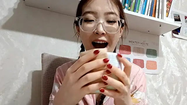 MollyTiger's cam snapshot