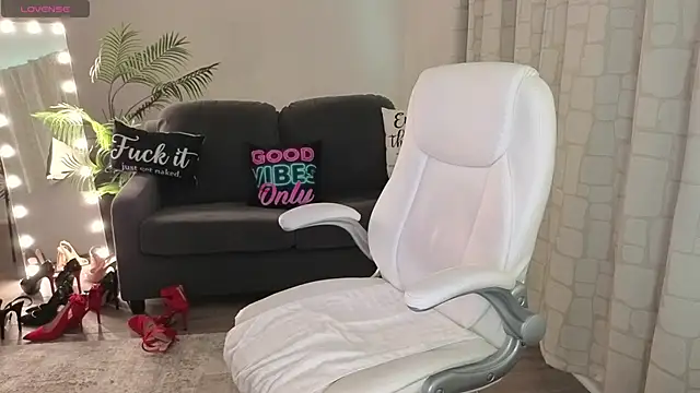 YourMarthaMayer's cam snapshot