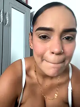 Sara-77 live sex cam