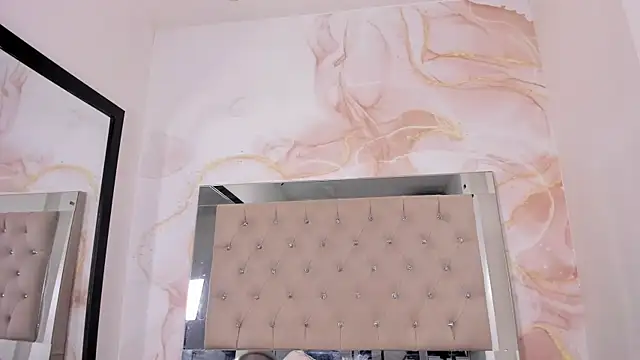 ainaah_'s cam snapshot