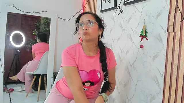 AnnaArela's cam snapshot