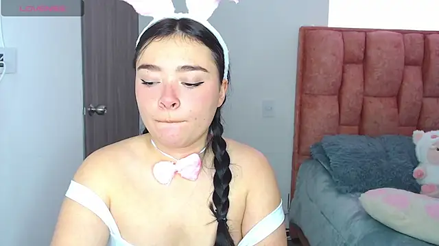 nahia__2's cam snapshot