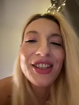 Ella_Charm's cam snapshot