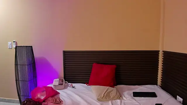 Lucy_Strong's cam snapshot