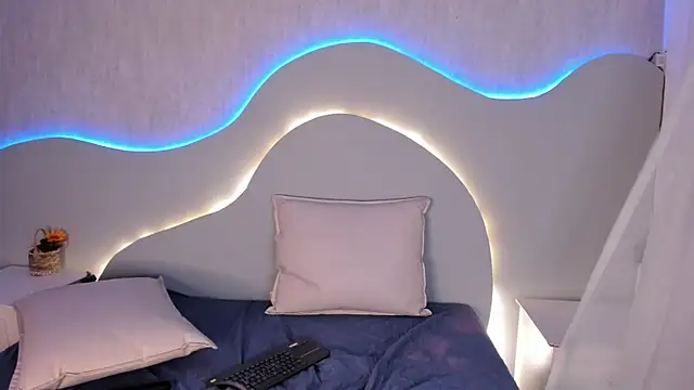 EmiliClarke's cam snapshot