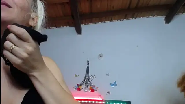 Nicolle_Milf live sex cam