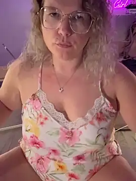 CurvyAnonymousGirl89's cam snapshot