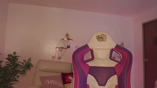 Enola_Holmes_'s cam snapshot