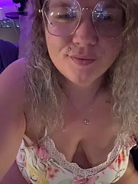 CurvyAnonymousGirl89's cam snapshot