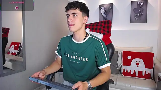 AdrianRinaldi live sex cam