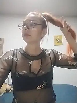 EmilyyRed's cam snapshot