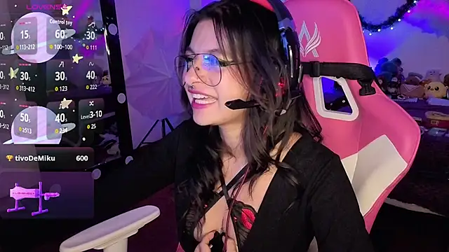 larah_uwu live sex cam