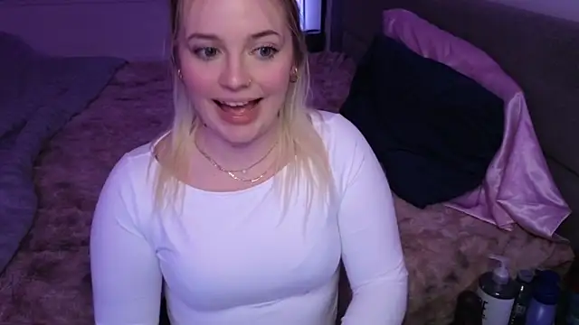 margot_robbie7's cam snapshot