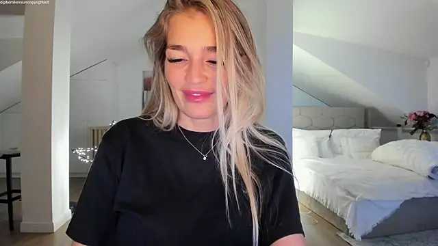 Yourhotqueeen live sex cam