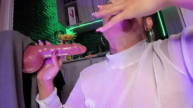 LaureenHills's cam snapshot