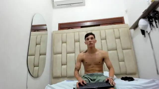 ZafiroAndFlynn live sex cam