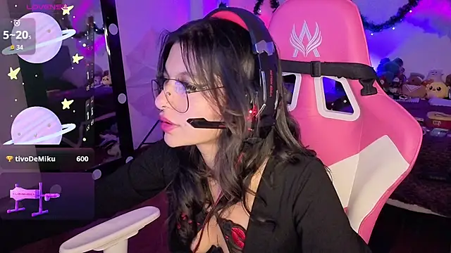 larah_uwu's cam snapshot