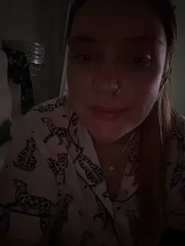 CurvyGirlMyla live sex cam