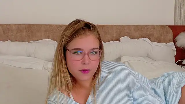 Lilith_Bonheur's cam snapshot