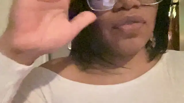 MommyConfident's cam snapshot