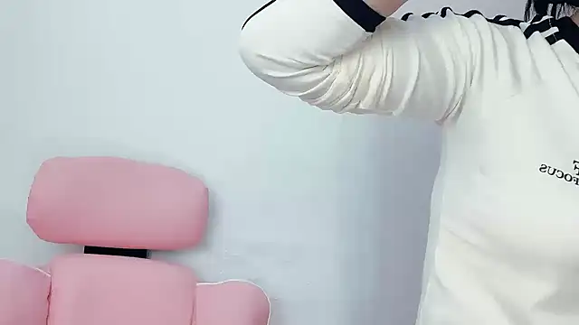 Eloise131499 live sex cam