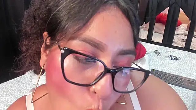 pervert_extrabigboobs's cam snapshot