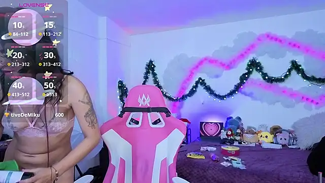 larah_uwu's cam snapshot