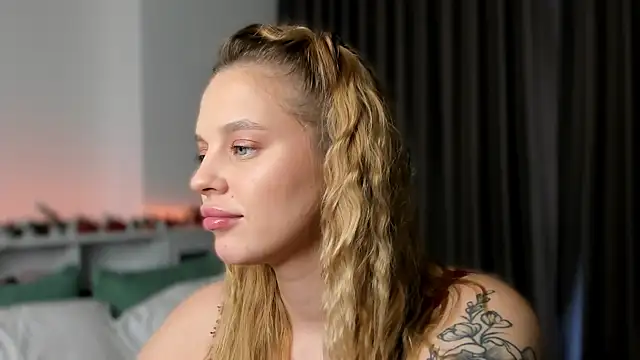 LilyFlamee's cam snapshot