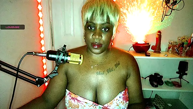 lovelyenigma365's cam snapshot